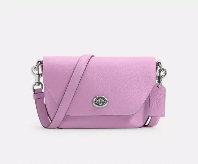 Bolso cruzado Karlee (Imagen de Coach Outlet).