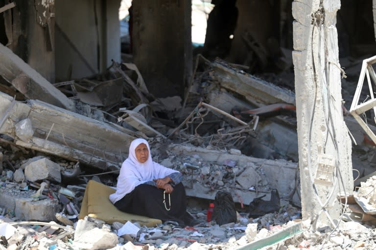 Una mujer palestina, sentada en medio de los escombros en el campo de Jabalia, en el norte de la Franja de Gaza, el 31 de mayo de 2024 (.)