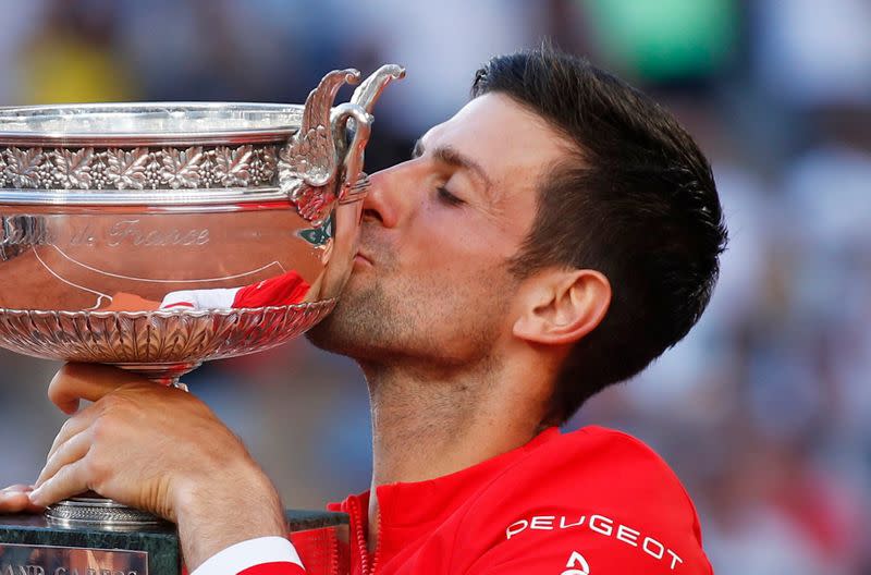 El tenista serbio Novak Djokovic celebra con el trofeo su triunfo en la final del Abierto de Francia contra el griego Stefanos Tsitsipas en Roland Garros, París, Francia.