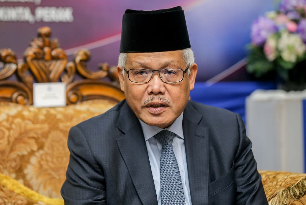 Home Minister Datuk Seri Hamzah Zainudin, who had proposed the foreigner cards solution, emphasised that the card was not aimed at permanent residency or citizenship.  ― Picture by Farhan Najib