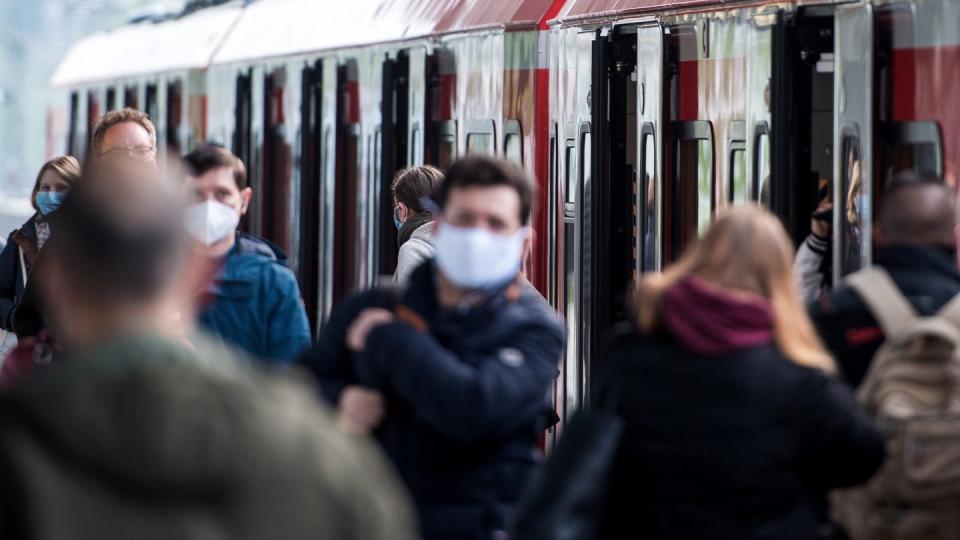 Wer einen weiten Weg zur Arbeit hat, kann ab 2021 mehr Kosten steuerlich geltend machen.