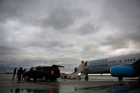 U.S. Democratic presidential nominee Hillary Clinton boards her campaign plane in Cleveland, Ohio U.S., October 21, 2016. REUTERS/Carlos Barria