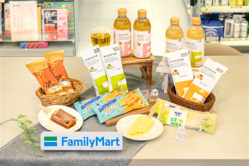 全家自有品牌FamiCollection推夏季果茶及水果雪酪冰棒；獨家推出水果及茶香冰品。（圖／超商業者提供）