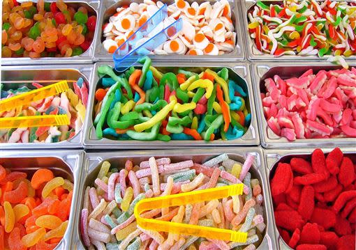 習慣以零食獎勵孩子，可能會害孩子長不高、影響學習力。（圖／pixabay）