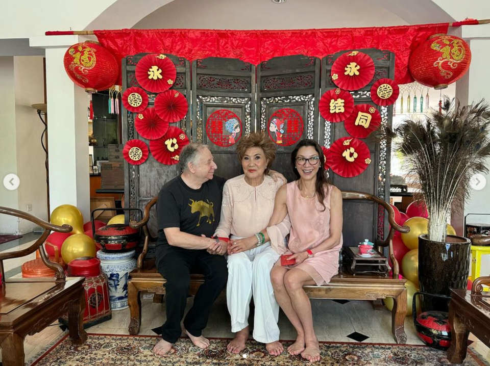 楊紫瓊帶著老公尚陶德回馬來西亞，與媽媽譚慧珍合影。（圖／翻攝自楊紫瓊IG）