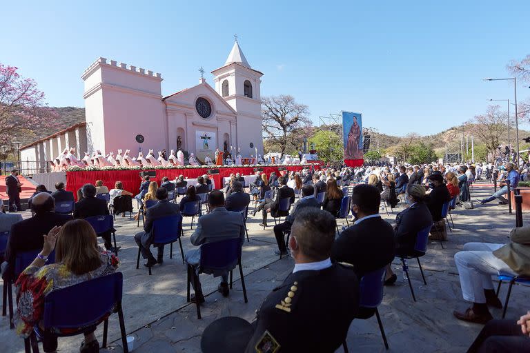 En la organización de la ceremonia se respetó el distanciamiento y el uso de barbijos entre los presentes; hubo voluntarios encargados de hacer cumplir los protocolos exigidos. “Mamerto está pasando por aquí” fue uno de los cantos más repetidos.