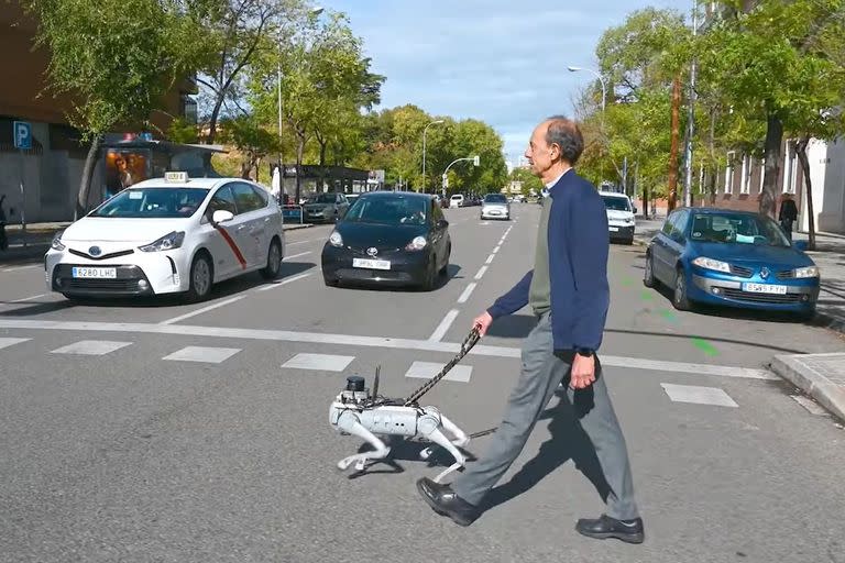 Tefi, el perro lazarillo robot que están probando en España, está conectado a servicios digitales para tener una mejor comprensión de su ubicación y destino, de los elementos que lo rodean y más