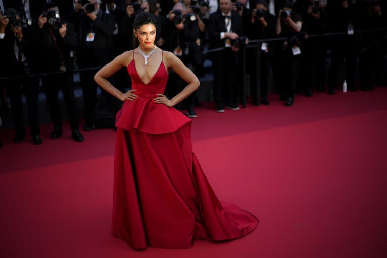 La integrante del jurado, Deepika Padukone, posó para los flashes en la premiere del film de James Gray (AP Photo/Daniel Cole)