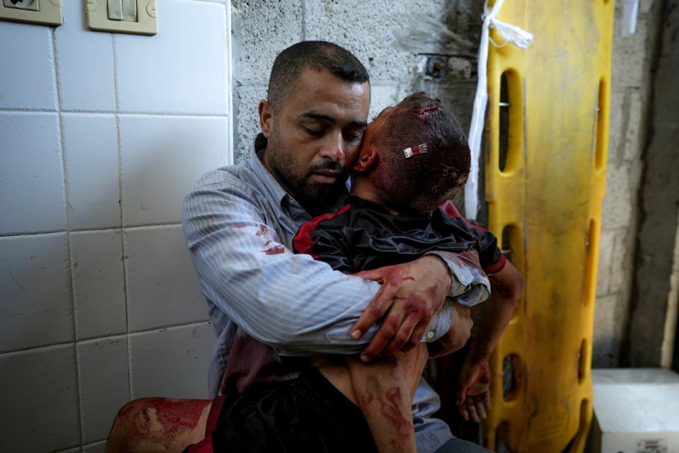 2024年7月9日，加薩中部迪爾巴拉（Deir al-Balah）的醫院太平間，一名男子抱著男童遺體。美聯社