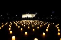 Une veillée à la bougie en janvier 2022 devant la Maison Blanche à Washington, en hommage aux infirmières décédées du Covid-19 depuis le printemps 2020 (AFP/Brendan Smialowski)