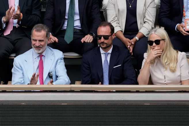 西班牙國王菲利普六世（左起）、挪威王子哈康與王妃梅特瑪莉特到場欣賞法網男單決賽。（圖／美聯社）