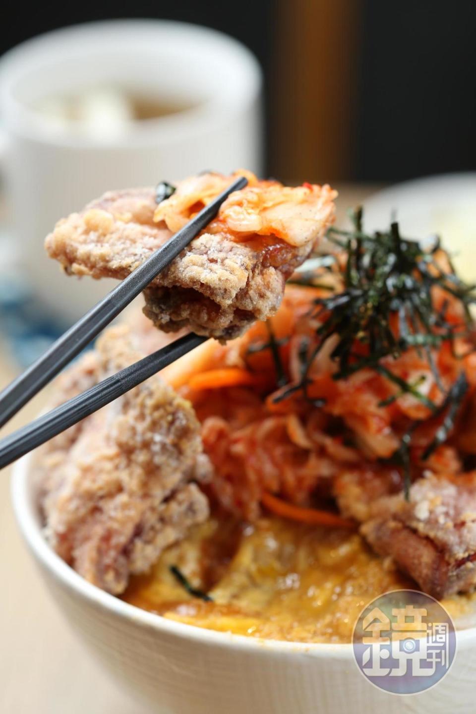 「炸雞愛泡菜丼飯」的雞腿肉酥嫩入味，搭著鹹辣的韓式泡菜和清爽的滑蛋，味道相當融洽。（180元／份）