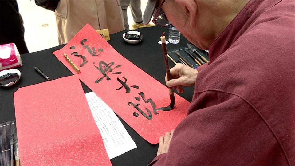 台灣銀行辦龍年揮毫活動　預祝龍年業績脫胎換骨