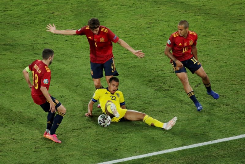 El sueco Robin Quaison en acción con el español Pau Torres.