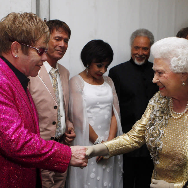 Elton John y la reina Isabel II en las celebraciones por el Jubileo de Diamante, en 2012 credit:Bang Showbiz