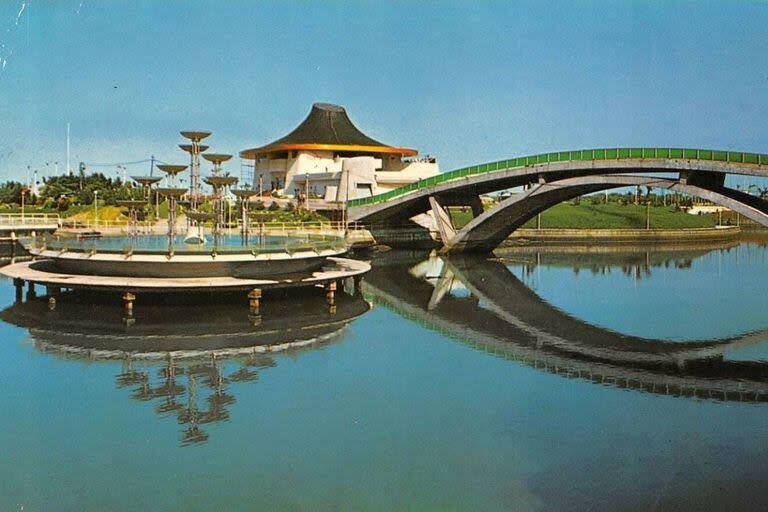 La fuente de aguas danzantes, el puente curvo de acceso a la Ciudad Deportiva de Boca y la Confitería Neptuno, a fines de los '60