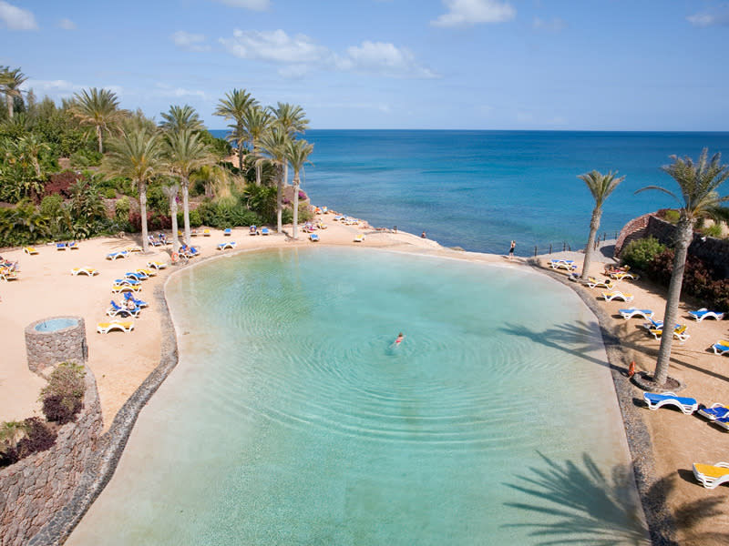 El hotel R2 Río Calma, en las Islas Canarias cuenta con un lago artificial que se asoma a las playas de Sotavento, al norte de la península de Jandía.