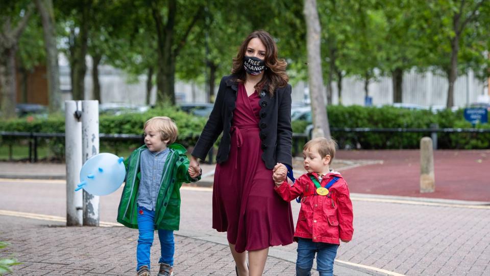 Stella Moris (M) geht mit ihren Kindern Gabriel (l) und Max vor dem Belmarsh-Gefängnis, nachdem sie Assange besucht haben.