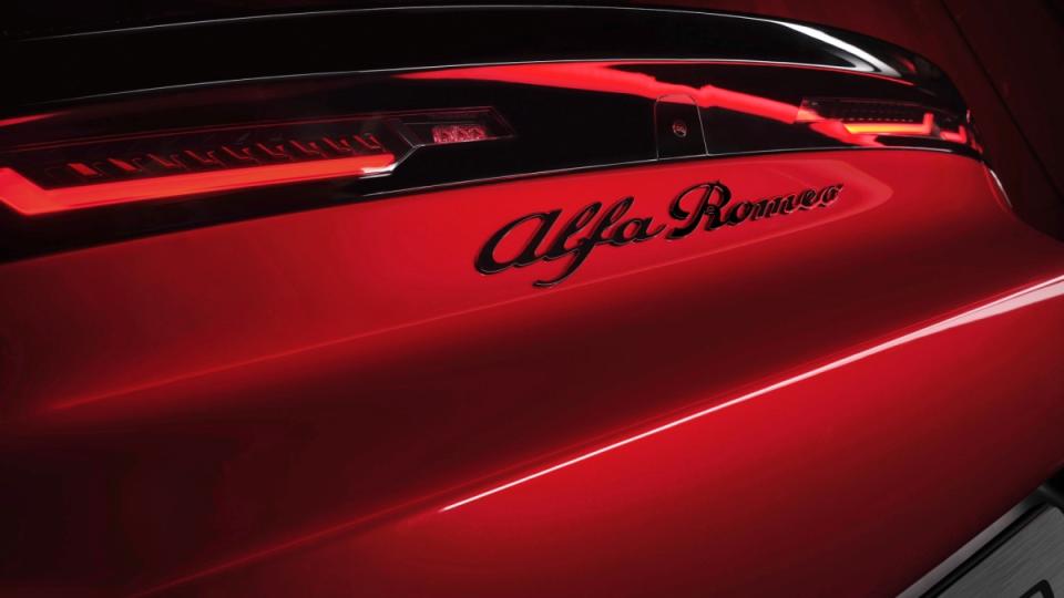▼車尾的中央擺上的是品牌名，因此這部分不會有任何變動。（圖／Alfa Romeo提供）