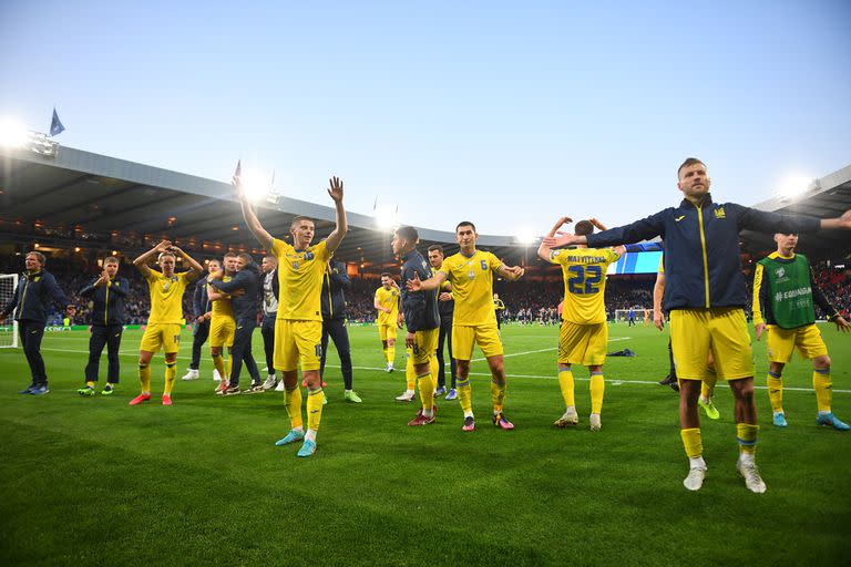 Los jugadores de Ucrania fueron aplaudidos días atrás luego de enfrentar a Escocia. (Photo by ANDY BUCHANAN / AFP)