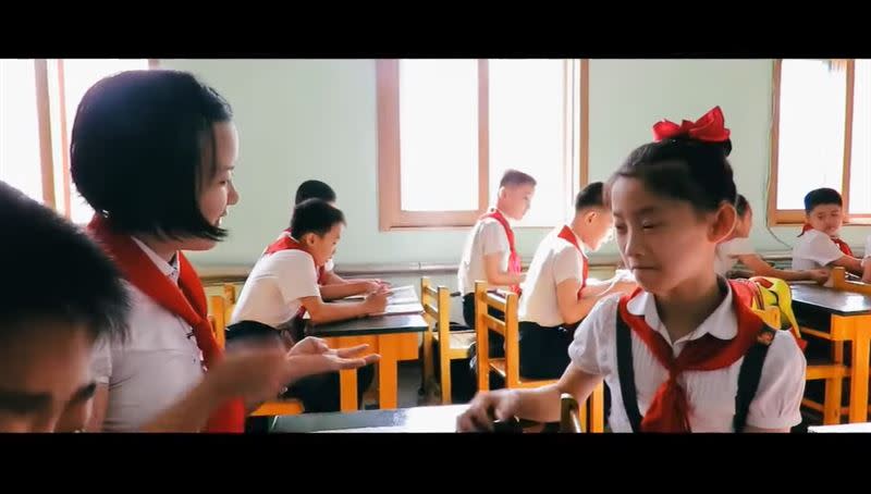 從松雅的影片可以看到，教室內也沒人戴口罩。（圖／翻攝自Sary Voline〔송아 SongA Vlog〕YouTube）