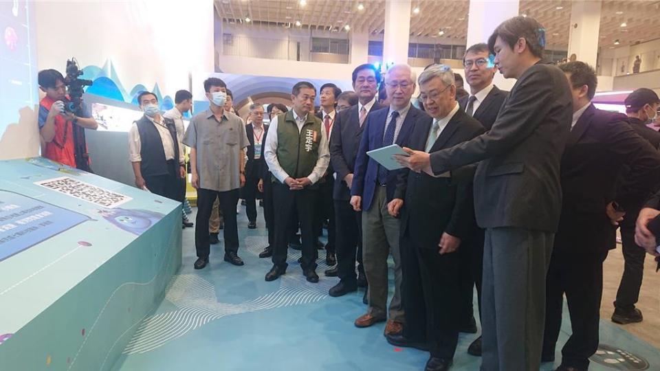 行政院長陳建仁（右二）27日造訪台南沙崙綠能科學城，參加科普體驗活動。（程炳璋攝）