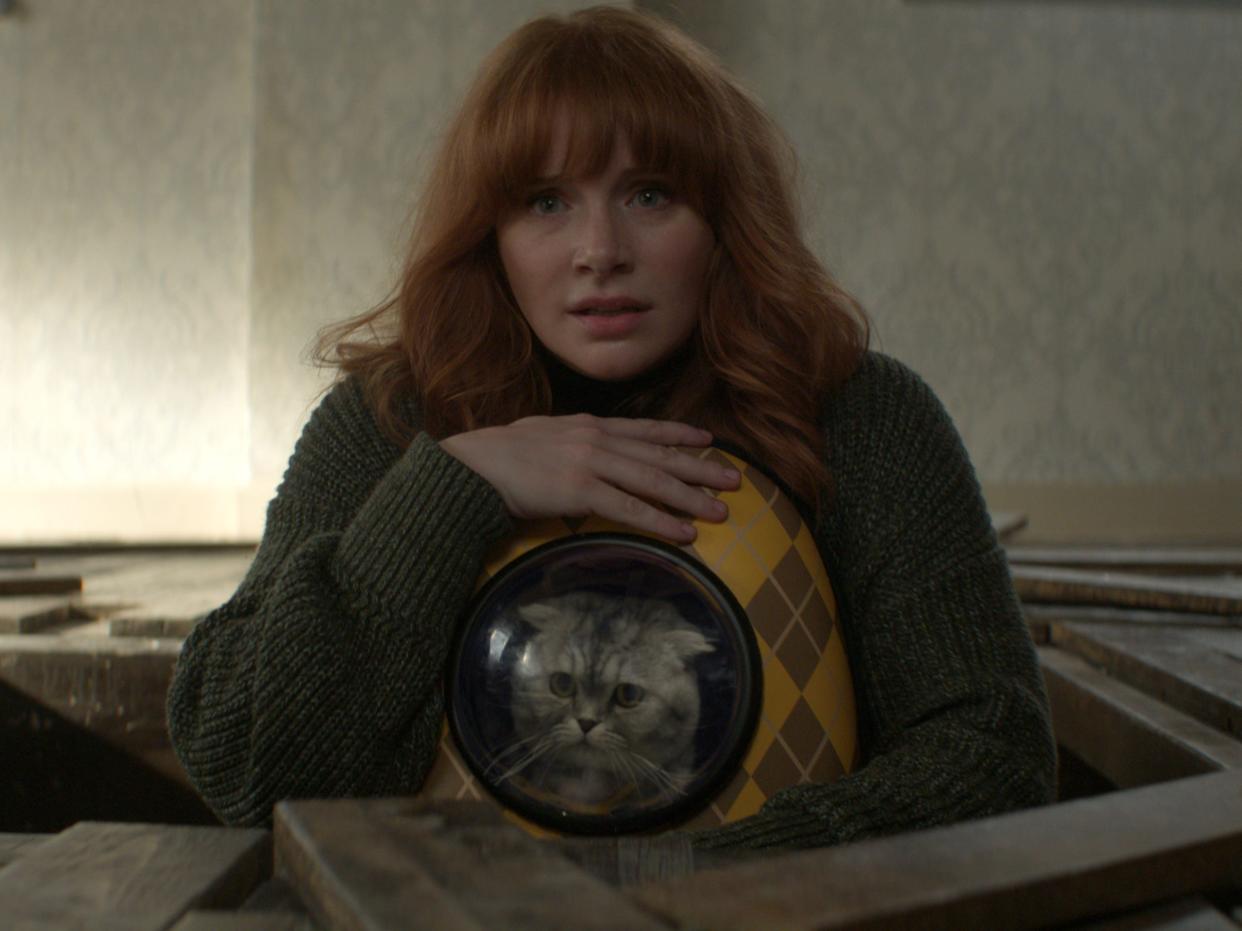 Elly Conway (Bryce Dallas Howard) and Alfie the Cat (Chip) in "Argylle."