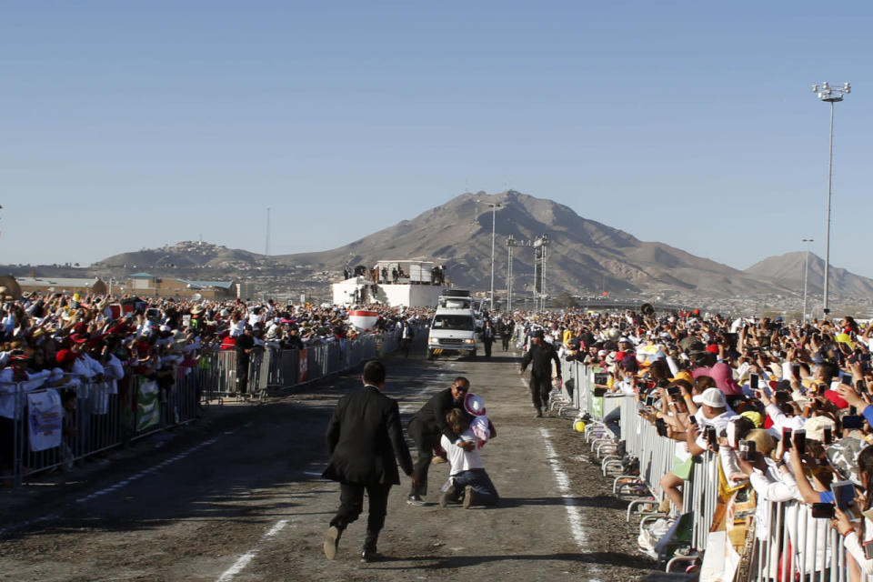 Una mujer intentó detener la caravana del Papa cuando se dirigía a oficiar una misa en Ciudad Juárez. La persona fue detenida por policías locales. /Foto: AP