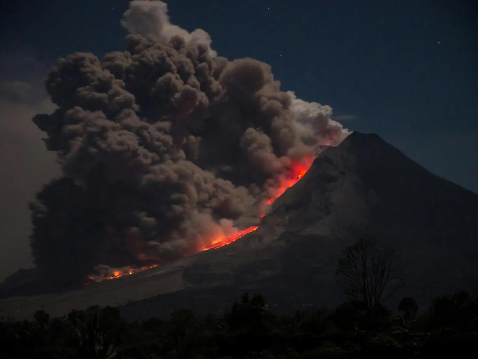 <strong>印尼的魯昂火山30日凌晨發生大規模噴發（示意圖／翻攝Unsplash）</strong>