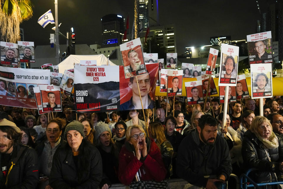 Varias personas participan en una protesta para exigir la liberación de los rehenes tomados por combatientes de Hamás y llevados a la Franja de Gaza durante el asalto del 7 de octubre, en Tel Aviv, Israel, el sábado 27 de enero de 2024. (AP Foto/Ariel Schalit)