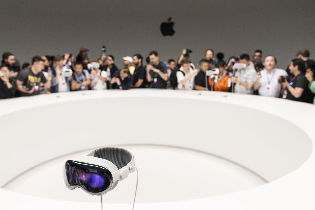 Apple Vision Pro Headset Lacks Blockbuster Buzz Needed to Energize Shares