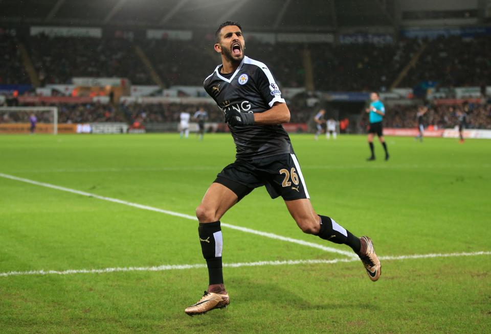 El jugador de Leicester City, Riyad Mahrez, festeja un gol contra Swansea por la liga Premier el sábado, 5 de diciembre de 2015, en Swansea, Gales. (Nick Potts/PA via AP) UNITED KINGDOM OUT - NO SALES - NO ARCHIVES