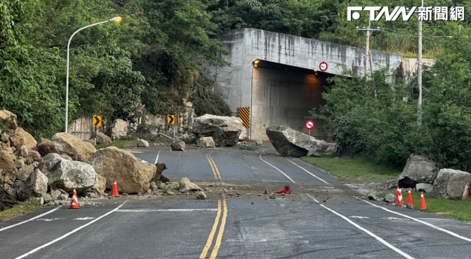 台11線花東海岸公路上出現坍方情形。（圖／宜花東災害通報 臉書）