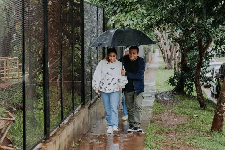 El gobernador Oscar Herrera Ahuad llegó a votar bajo la lluvia en Posadas