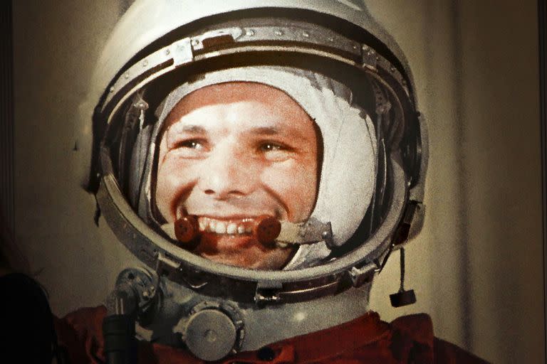 El exitoso vuelo de una órbita el 12 de abril de 1961 convirtió a Gagarin, de 27 años, en un héroe nacional y consolidó la supremacía soviética en el espacio hasta que Estados Unidos puso a un hombre en la luna más de ocho años después