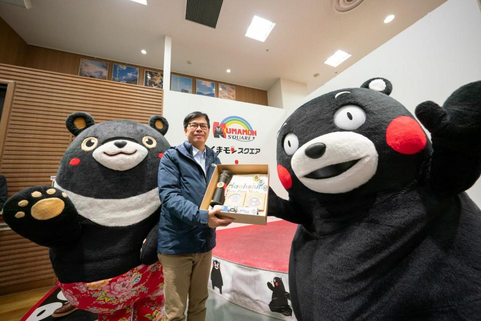 陳其邁(中)攜高雄熊(左)提前為熊本熊慶生。   圖：高雄市觀光局/提供