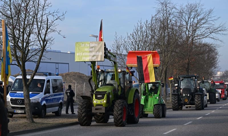 A convoy of tractors drives to a protest rally in front of the DB maintenance plant for ICE 4 trains. German Chancellor Olaf Scholz and Brandenburg's Minister President Woidke are guests at the opening of the plant. Jens Kalaene/dpa