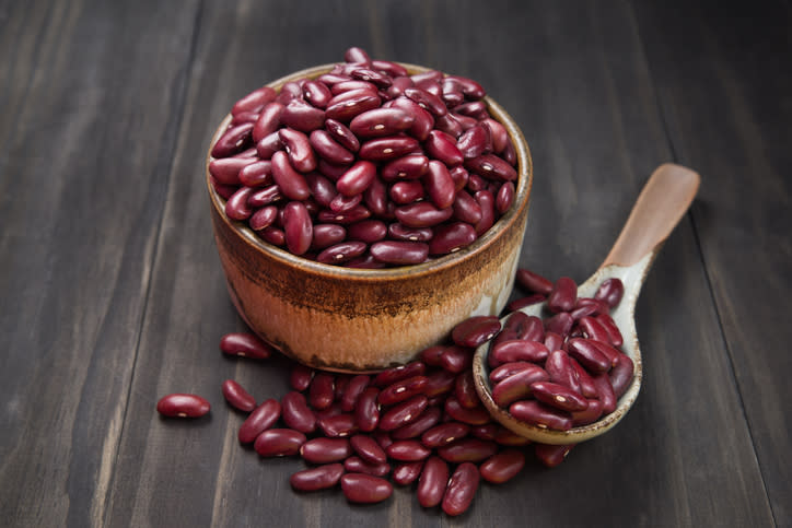 Comer frijoles sería útil para aumentar la cantidad de fibra que consumes. – Foto: Tharakorn Arunothai /EyeEm/Getty Images