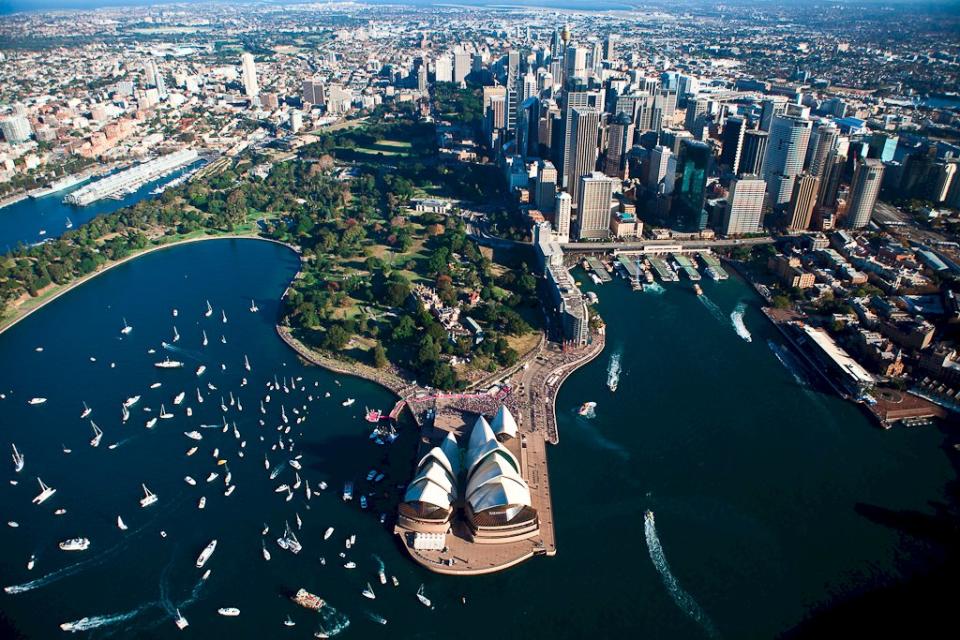 圖為由上往下俯瞰雪梨歌劇院周遭。(圖: Larry Koester)