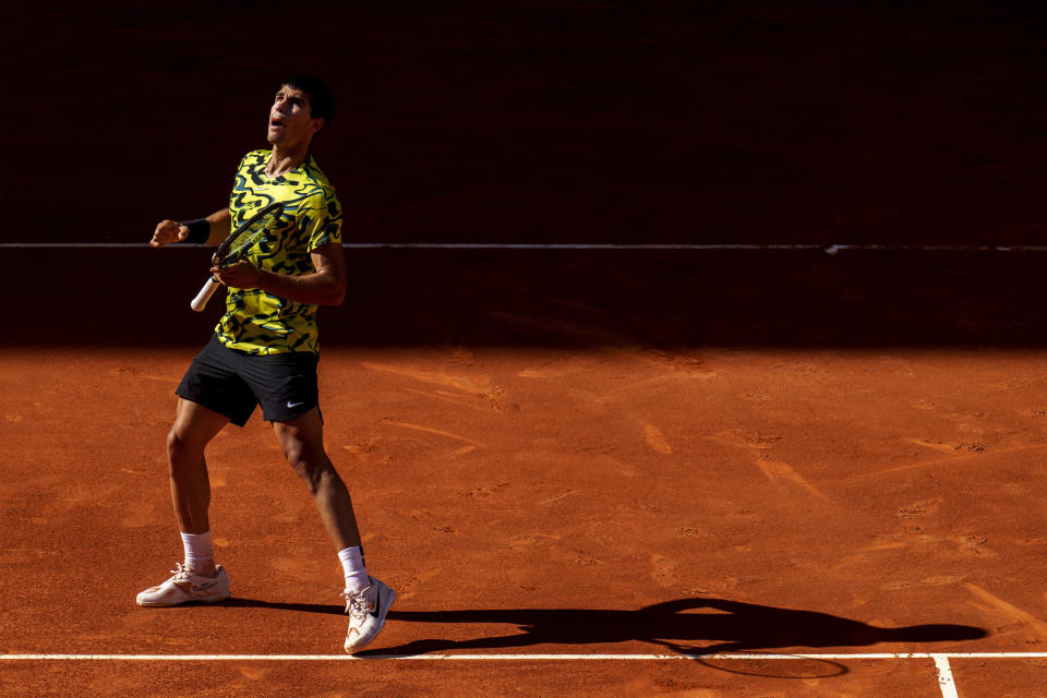 Carlos Alcaraz celebra un punto ante Karen Kachanov en el Abierto de Madrid, el martes 2 de mayo de 2023. (AP Foto/Manu Fernández)