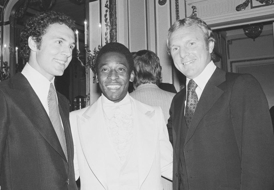 FILE - Captain of the 1974 World Cup team from West Germany, Franz Beckenbauer, left, Soccer star Pele, center, and Bobby Moore, captain of England's 1966 World Cup soccer team pose for a picture in the Plaza Hotel in New York, Sept. 27, 1977. (AP Photo/Richard Drew, File)