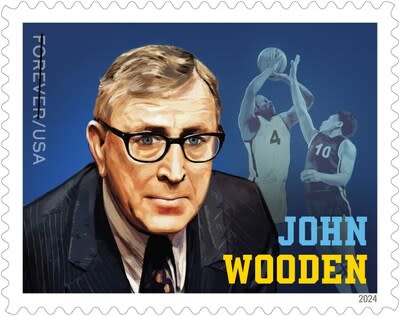 El Servicio Postal de EE. UU. revela estampillas adicionales para 2024 - Estampilla de John Wooden - Crédito de la imagen: Servicio Postal de EE. UU.