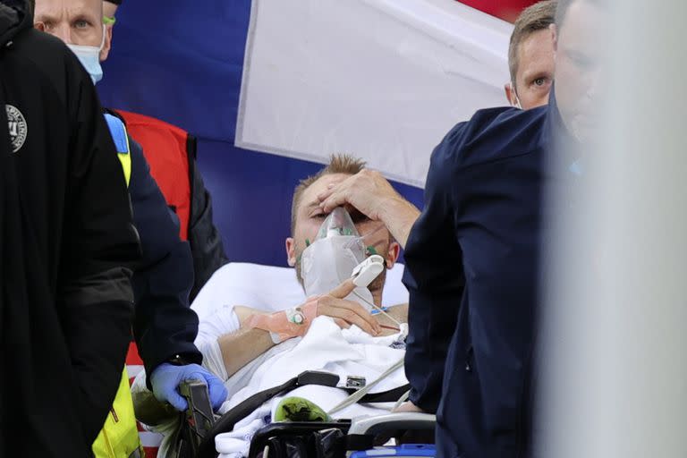 El momento en que Christian Eriksen vuelve a la consciencia tras su paro cardíaco en Dinamarca vs. Finlandia, por la Eurocopa; al entrar a la ambulancia se dio cuenta de que había estado 