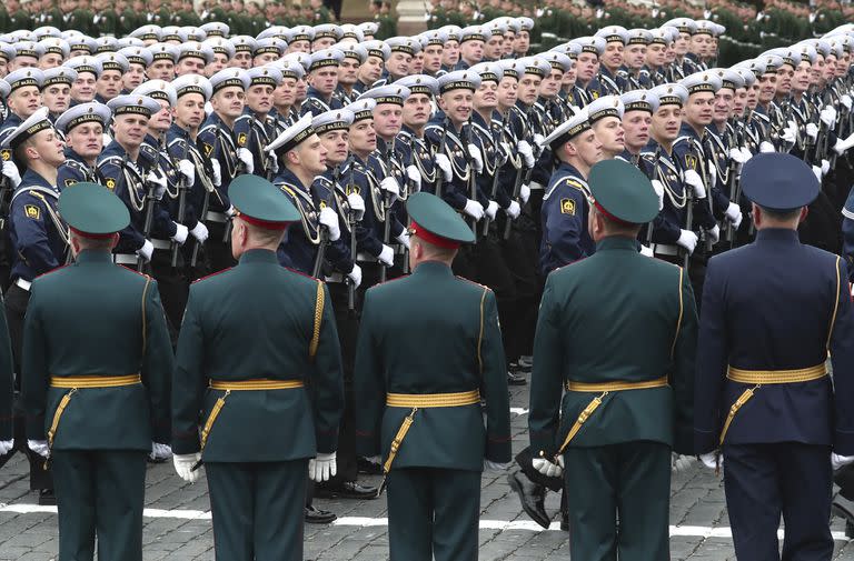 Marineros rusos marchando en la Plaza Roja durante el desfile militar del Día de la Victoria en Moscú, Rusia, el domingo 9 de mayo de 2021, con motivo del 76to aniversario de la derrota de la Alemania nazi en la II Guerra Mundial. (AP Foto)