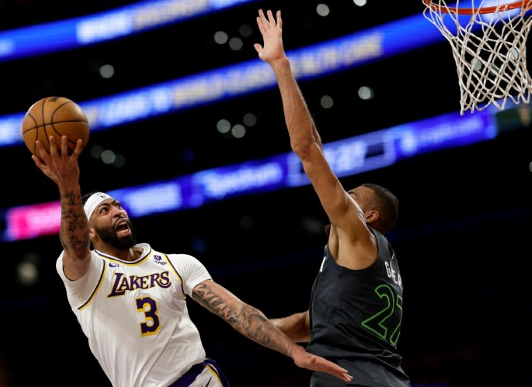 Anthony Davis (#3), des LA Lakers, et Rudy Gobert (#27), des Minnesota Timberwolves, lors d'un match de saison régulière de NBA, le 7 avril 2024 à Los Angeles (KEVORK DJANSEZIAN)