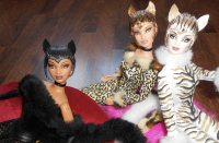 <p>Di certo non passa inosservata la linea Lounge Kitties, lanciata nel 2003, ovvero un’interpretazione abbastanza fantasiosa che vede Barbie incarnare una sensuale donna gatto con tanto di orecchie feline, abito animalier e poltrona a forma di scarpa col tatto </p>