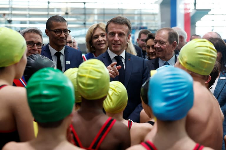 El presidente francés Emmanuel Macron habla con un grupo de niños en la inauguración del Centro Acuático Olímpico, en Saint Denis, en las afueras de París, el 4 de abril (Gonzalo Fuentes)