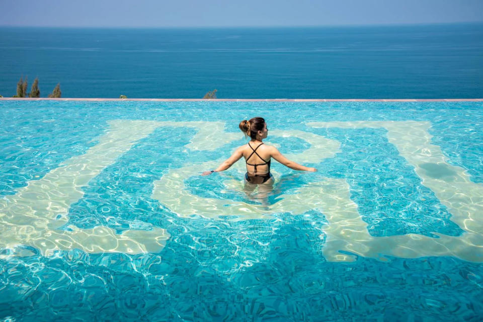 在Ｈ會館可盡情享受面向大海的無邊際泳池。（圖文提供：阿一一之食意旅遊）