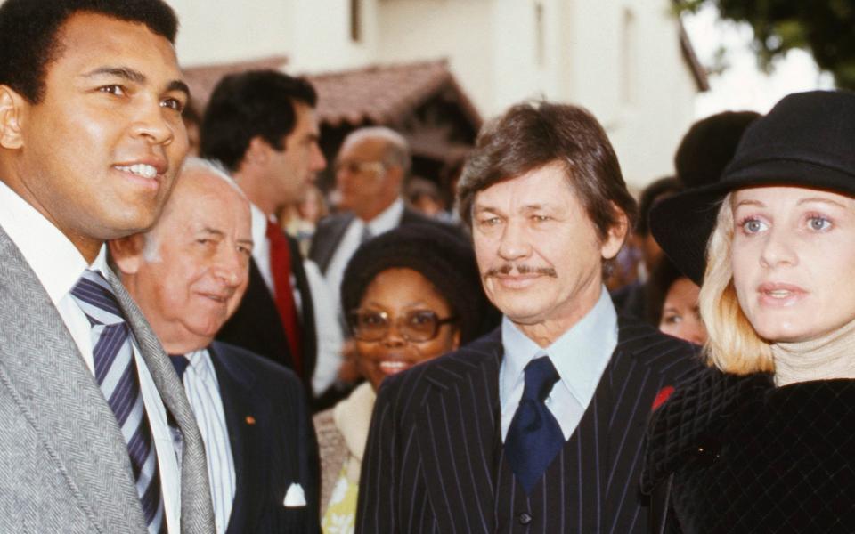 Charles Bronson with Muhammad Ali and his wife Jill Ireland, in 1976 - Moviepix