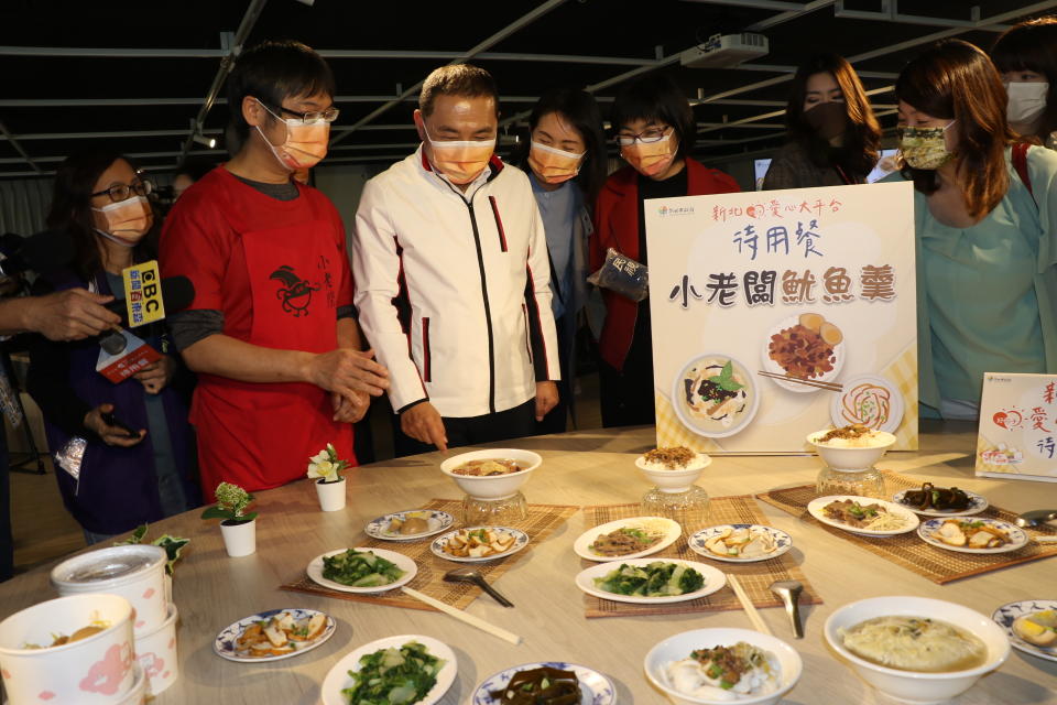 蘆洲區小老闆魷魚羹陳志國（左2）做待用餐已有8年歷史，去年開始加入新北好日子待用餐。（新北市社會局提供）